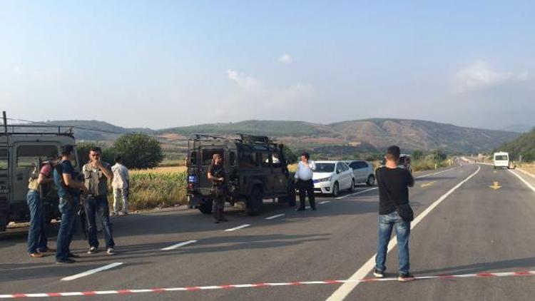 PKK, polis aracı geçerken yol kenarına yerleştirdiği patlayıcıyı infilak ettirdi