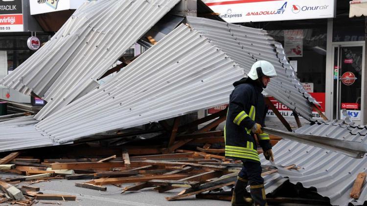 Alüminyum çatı, durakta bekleyenlerin üzerine düştü: 2 yaralı