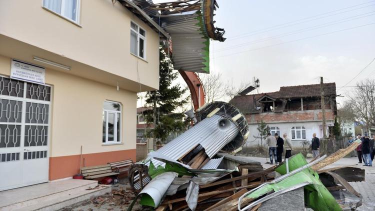 Düzcede fırtına minareyi yıktı