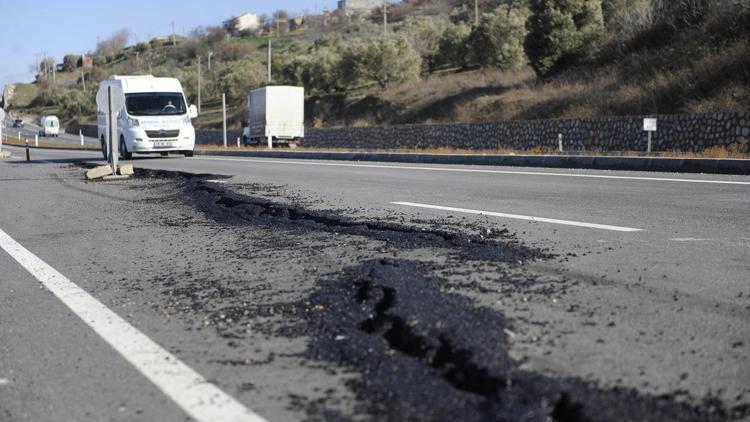 Çanakkale-İzmir karayolundaki yol çökmesi