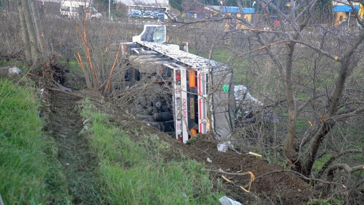 Manisada makarna yüklü tır devrildi: 2 yaralı