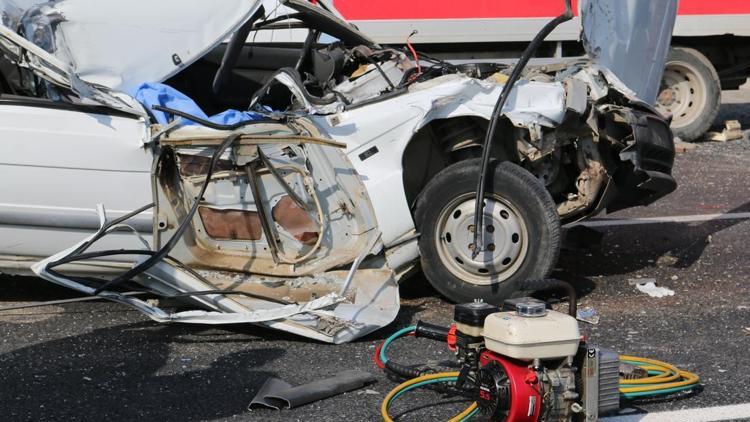 Hatayda kamyonete çarpan otomobildeki 1 kişi öldü,  sürücü yaralandı