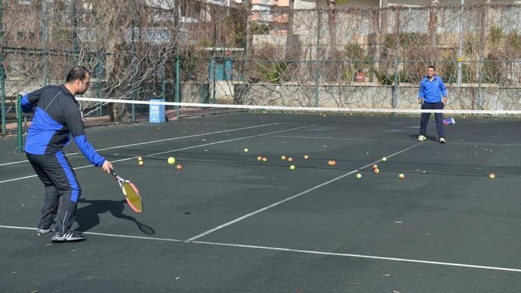 Konyaaltında ücretsiz tenis kortu hizmeti