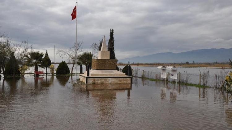 Baraj suları Menderes Nehrini taşırdı