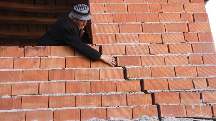 Yer sarsıntıları, köy sakinlerini tedirgin ediyor