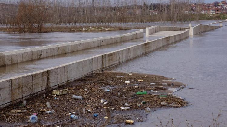 Nehir taşkınları, tarihi eserleri de etkiledi