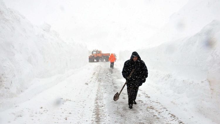 Muşta karayolları ekiplerinin üzerine çığ düşmesi