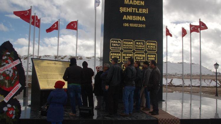 Toprak altında kalan işçiler, yıl dönümünde anıldı