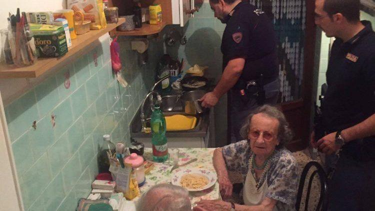 İhbar üzerine gelen polis yaşlı çifte makarna yaptı