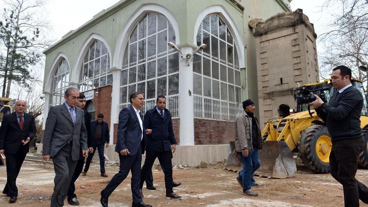 Başkan Uysal, minaresi yıkılan camiyi ziyaret etti