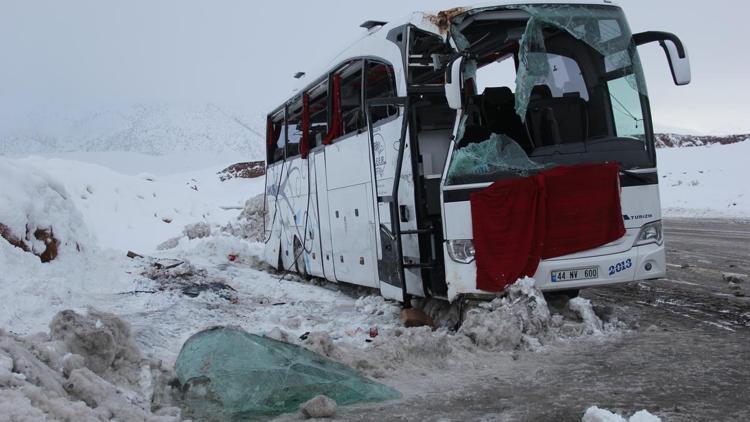 Malatyada yolcu otobüsü devrildi: 1 ölü, 15 yaralı