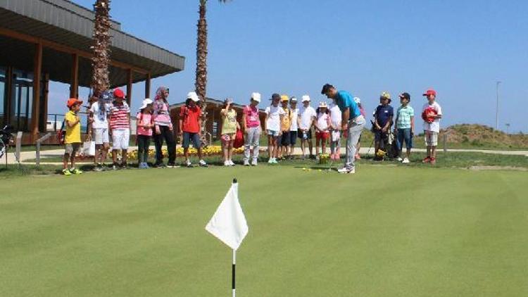 Denize dolgu ile yapılan golf sahasında ilk antrenman