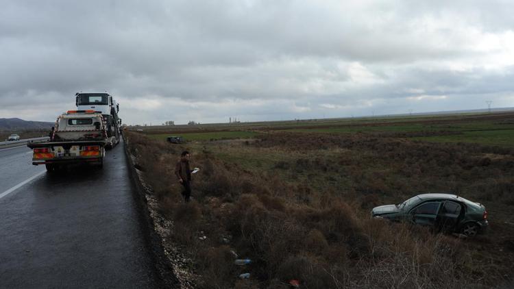 Aksarayda otomobil şarampole devrildi: 1 ölü, 3 yaralı