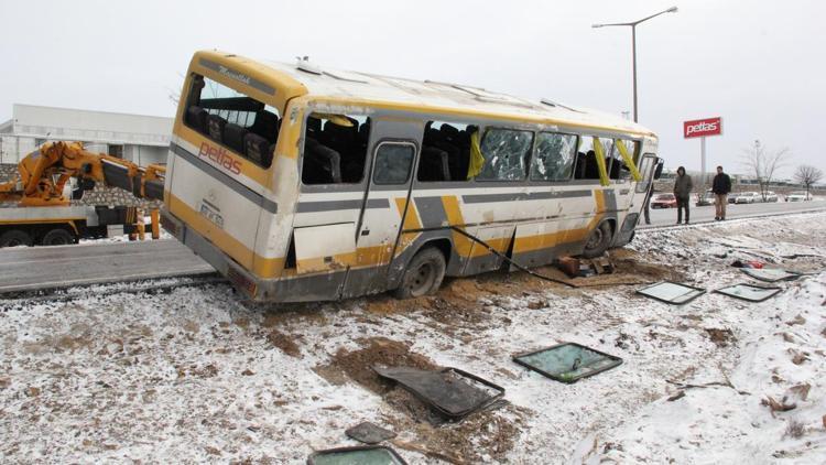 Kırşehirde otobüs devrildi: 19 yaralı