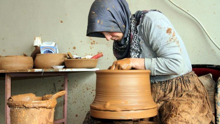 KOSGEB desteğiyle kurduğu atölyede çömlekçilik yapıyor