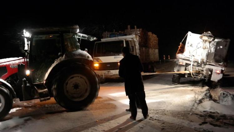 Tırlar kayarak yolu kapatınca traktörlerle çekildi