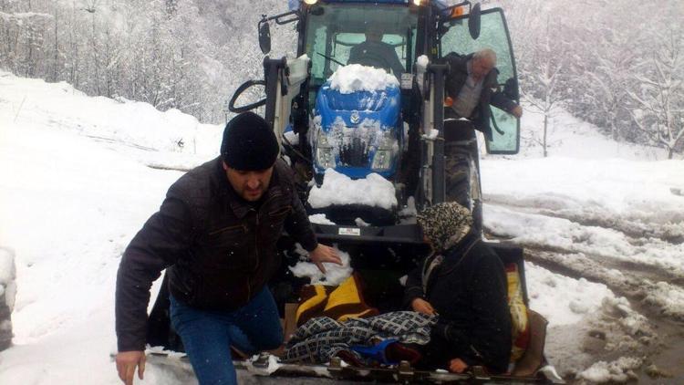 Bacağı kırılan kadın kepçeyle kurtarıldı