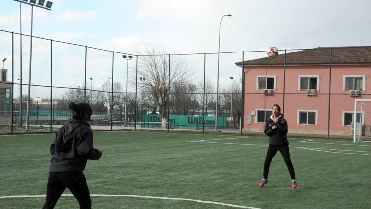 Batmanda kızların futbol sevgisi