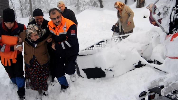 Yolu kapanan köydeki hastaya AFAD ve UMKE ulaştı