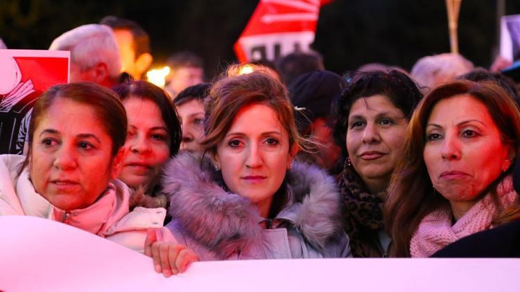 CHPlilerden meşaleli İç Güvenlik Paketi protestosu