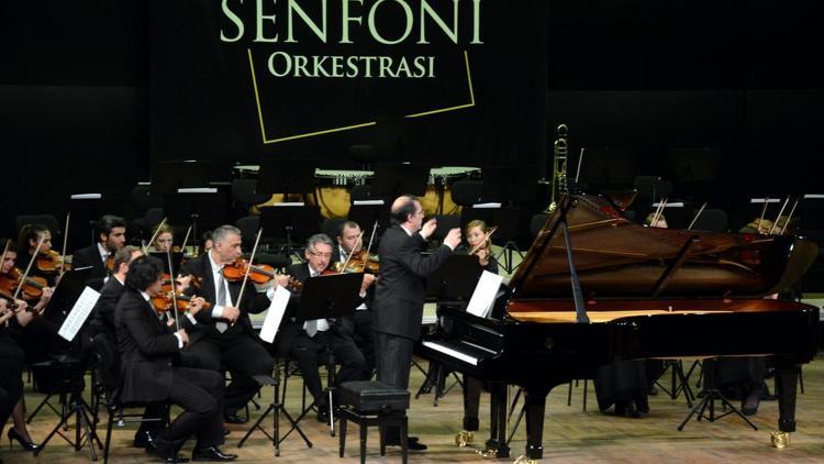 Ünlü şef Rudin, Antalyada orkestra yönetti