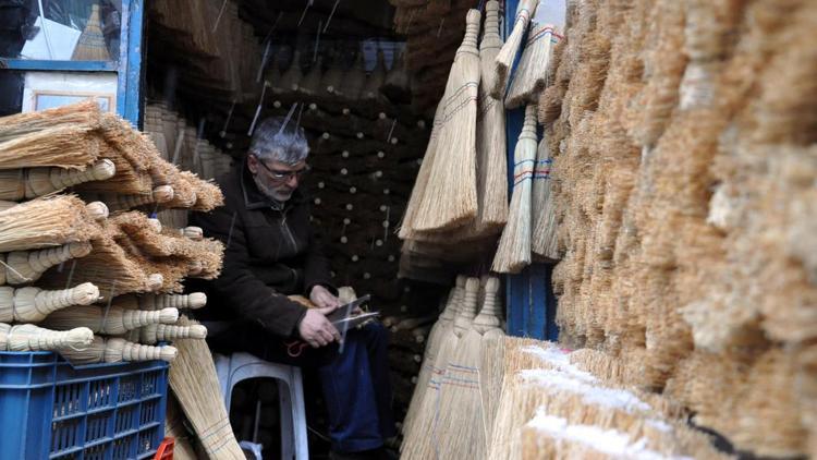 İki metrekarelik dükkanında 35 yıldır süpürge yapıyor