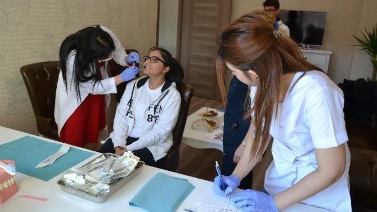 Dünyam Hastanesi Estetik Diş Hekimi Bedir’den Öğrencilere Diş Taraması