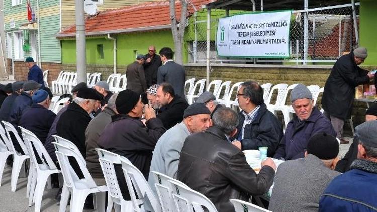 Konak Camii’nde Pilav Ve Tatlı Dağıtıldı