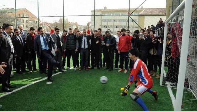 Gençler Halı Saha İstedi, Başkan AK Yaptı