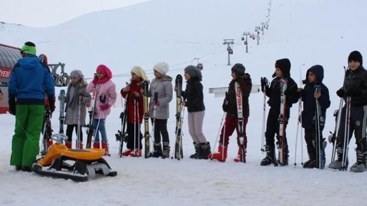 Başarı Öğrenciler Uçhisar’dan Erciyes’e Gelerek Kayak Eğitimi Alıyor