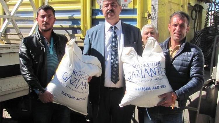 Gaziantep Büyükşehir Belediyesi’nden Arabanlı Besicilere Süt Yemi Desteği