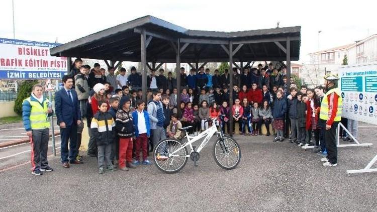 İzmit Belediyesi’nden Çocuklara Bisiklet Eğitimi