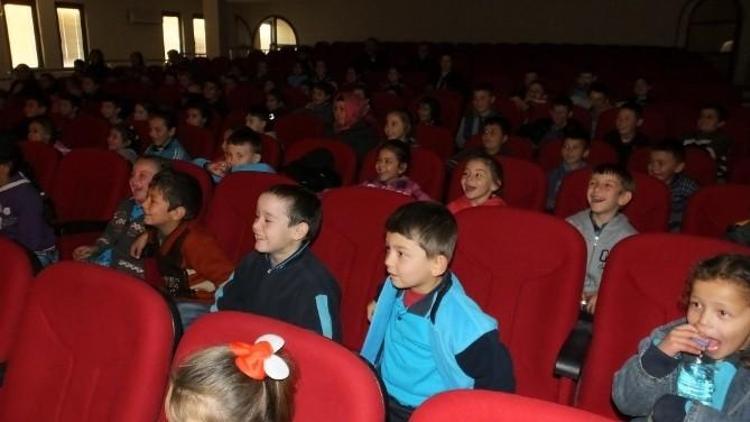 Burhaniyeli Çocuklar Tiyatro İle Tanıştı