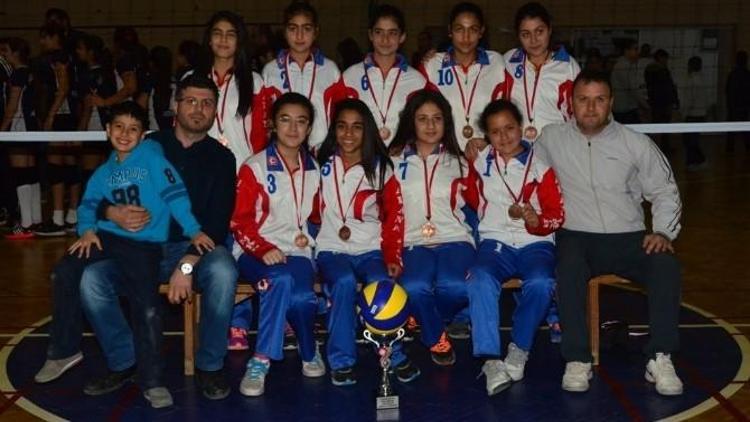 Adana’da Okullararası Küçük Bayanlar Voleybol Müsabakaları