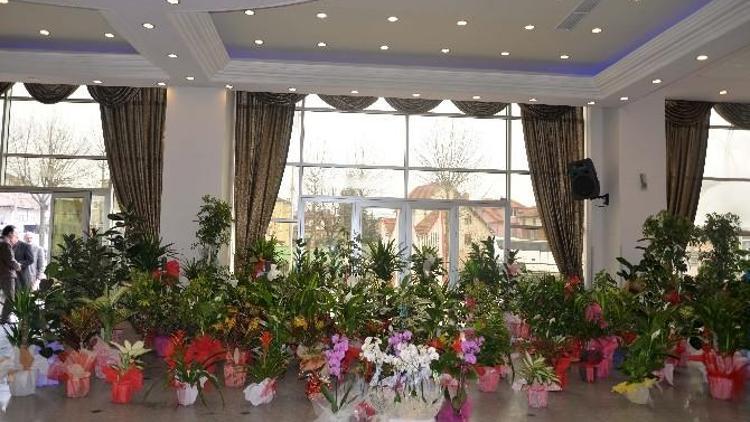 Hendek Belediye Başkanı Püsküllü’ye Gelen Hayırlı Olsun Çiçeklerinden İlki 20 Bin TL’ye Satıldı