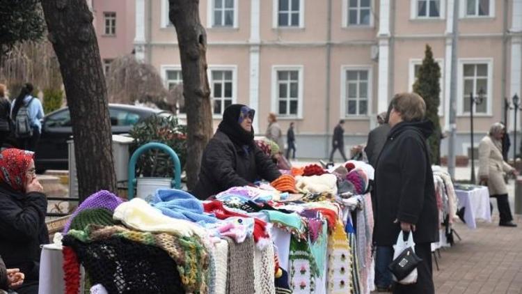 71 Yaşındaki Emine Nine Geçimini El İşlerini Satarak Sağlıyor