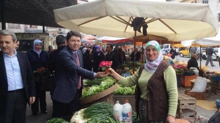 Milletvekili Tunç, Kadınlar Günü Etkinliğinde Menekşe Dağıttı