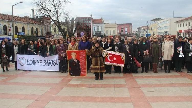 Kadınlar Törende Bir Araya Geldi