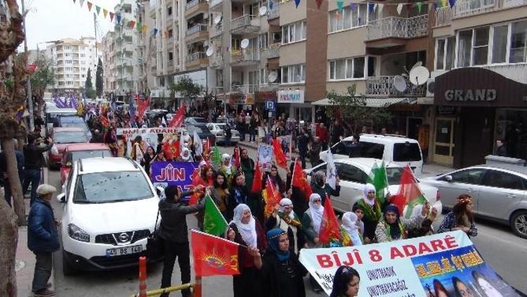 Manisalı Kadınlar Şiddete Karşı Omuz Omuza Yürüdü