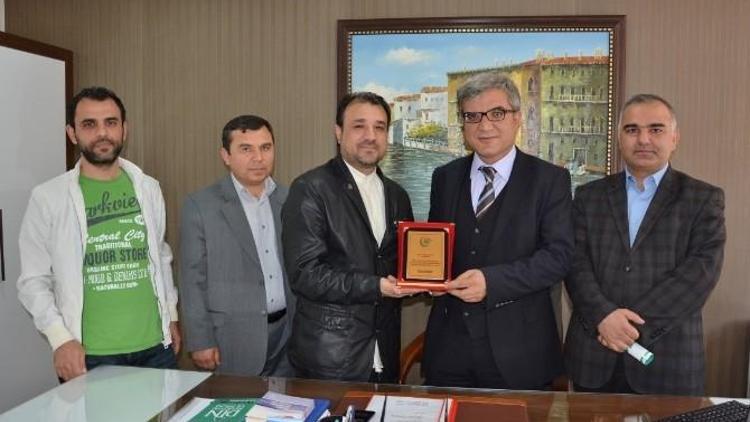 AGD’ Başkanı Beyazkaya’dan Başkan Yardımcısı Kutlu’ya Plaket