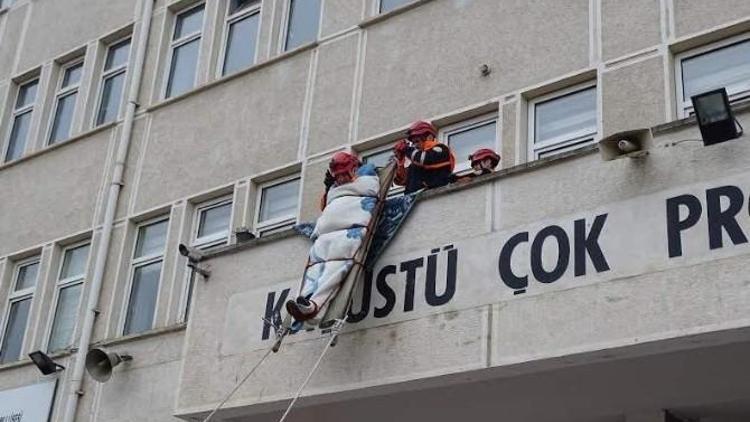 AFAD Ekibinden Öğrencilere Yönelik Deprem Tatbikatı