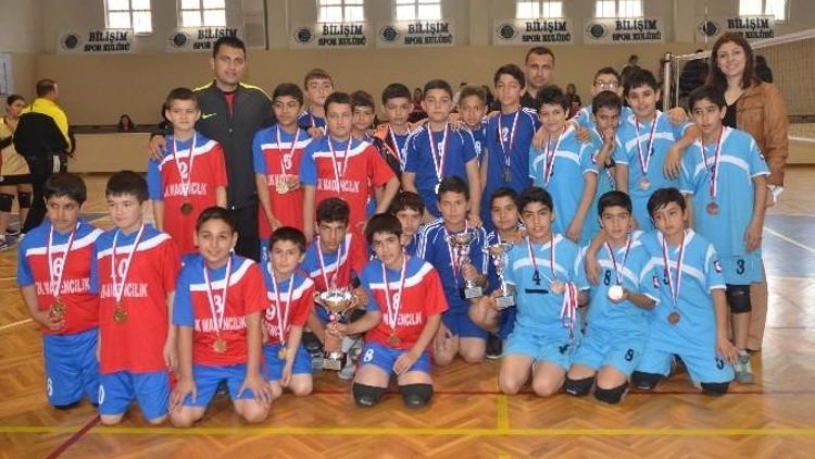 Adana’da Okullararası Küçük Erkekler Voleybol Müsabakaları