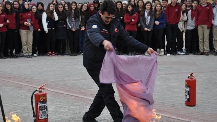 Sivas’ta Okulda Yangın Tatbikatı Yapıldı