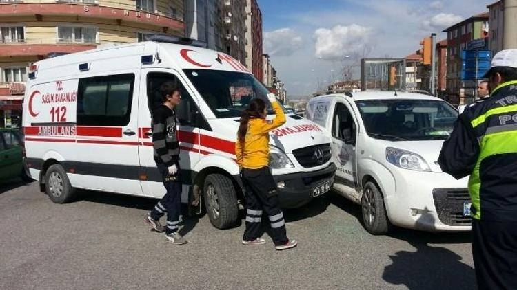 Ticari Araçla Ambulans Çarpıştı: 2 Yaralı