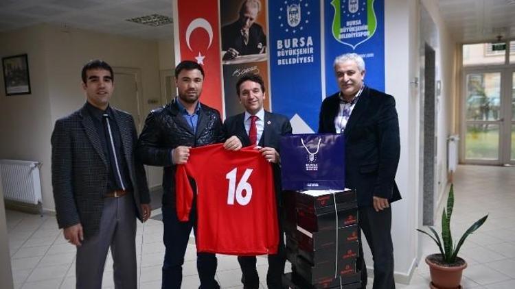 Büyükşehir Belediyespor’dan Ahıska Spor Kulübüne Malzeme Desteği