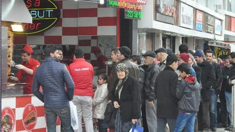 Bolu’da Bedava Döner İzdihamı