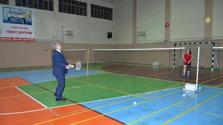 Vali Kahraman Badminton Milli Takım Oyuncularını Ziyaret Etti