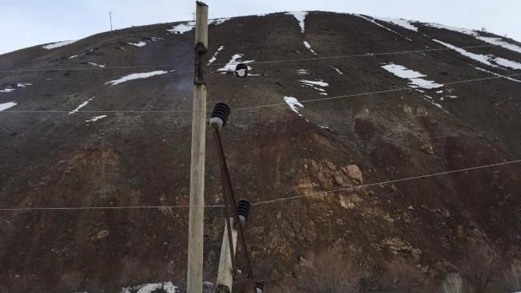 Kısa Devre Yapan Elektrik Tellerinden Sıçrayan Alev Direk Yaktı