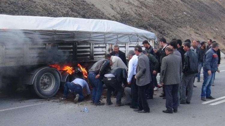 Seyir Halindeki Tır’ın Lastiği Alev Aldı