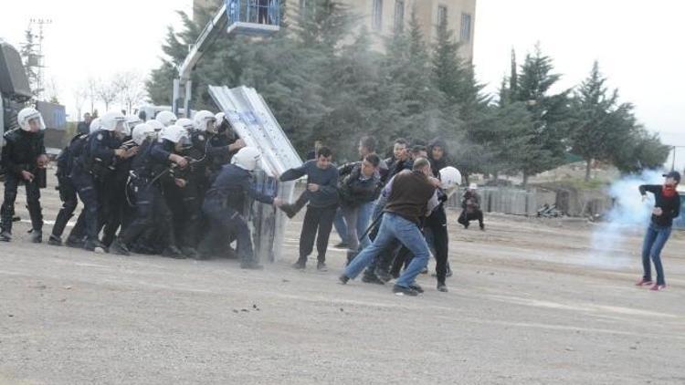 Çevik Kuvvet Polisinden Nefes Kesen Tatbikat